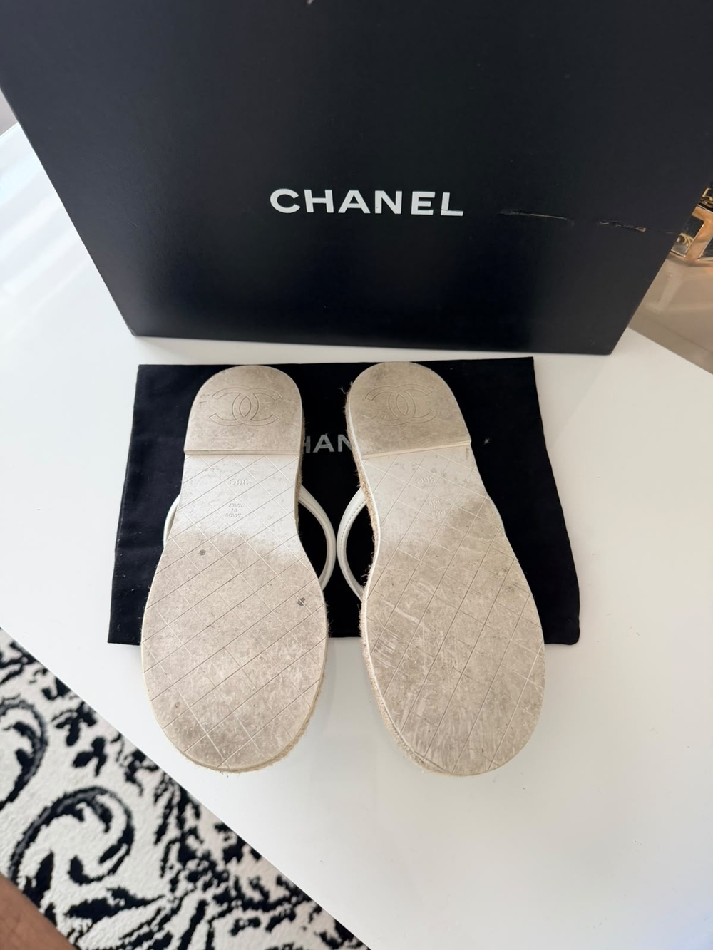 CHANEL White Quilted Leather Thong Espadrille Sandals with Gold CC - Picture 3 of 3